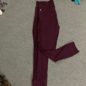 Burgundy leggings with pockets and netting on the side
